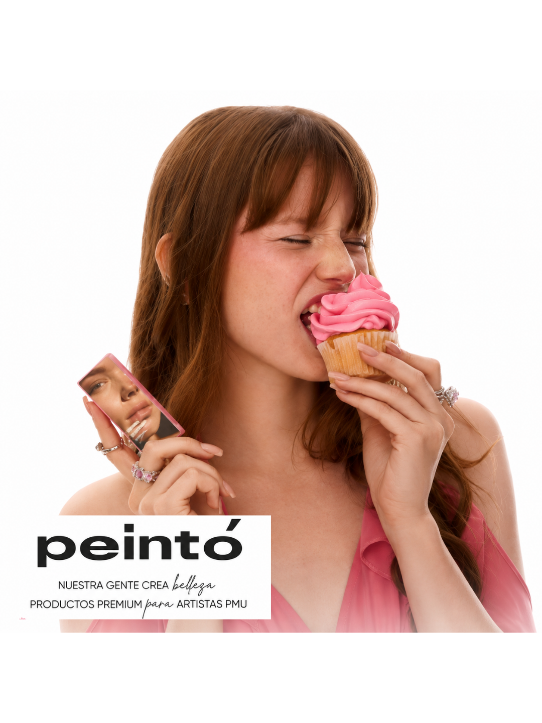 Modella Peintó con confezione di prodotto PMU e cupcake rosa, immagine beauty dedicata alla linea di pigmenti per trucco permanente labbra.