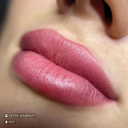 Risultato del trattamento labbra con pigmento PMU Swiss Color 403 Passion Berry, tonalità rosa berry intensa e sfumata.