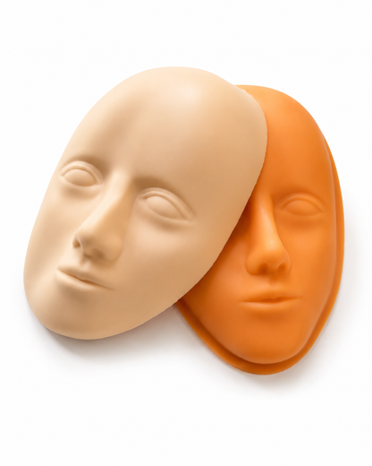 Due maschere viso in silicone per pratica PMU e dermopigmentazione, ideali per esercitazioni tecniche su diverse aree del volto.