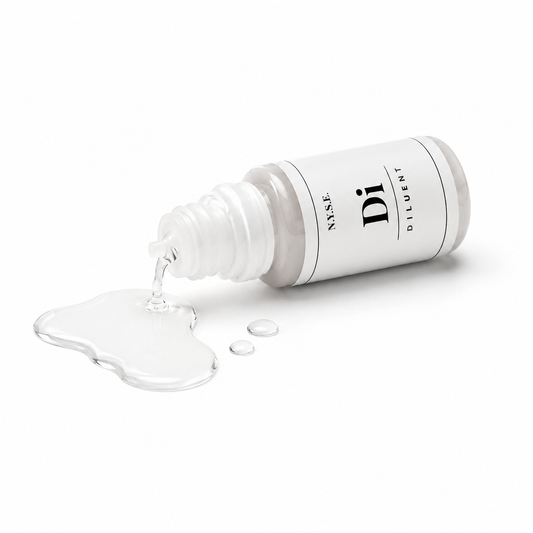 Flacone NYSE Diluent disteso su sfondo bianco con liquido trasparente versato accanto.