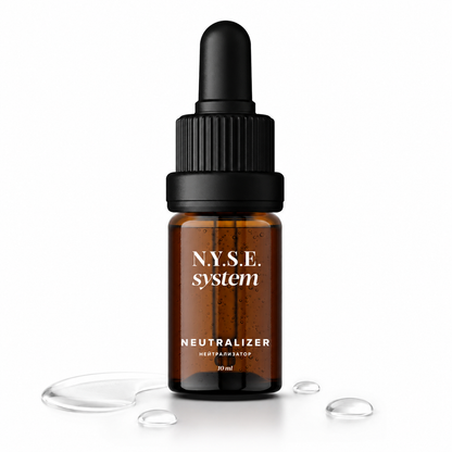 Flacone NYSE Remover PMU Neutralizer da 10 ml con contagocce, su sfondo bianco