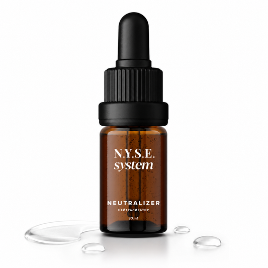 Flacone NYSE Remover PMU Neutralizer da 10 ml con contagocce, su sfondo bianco