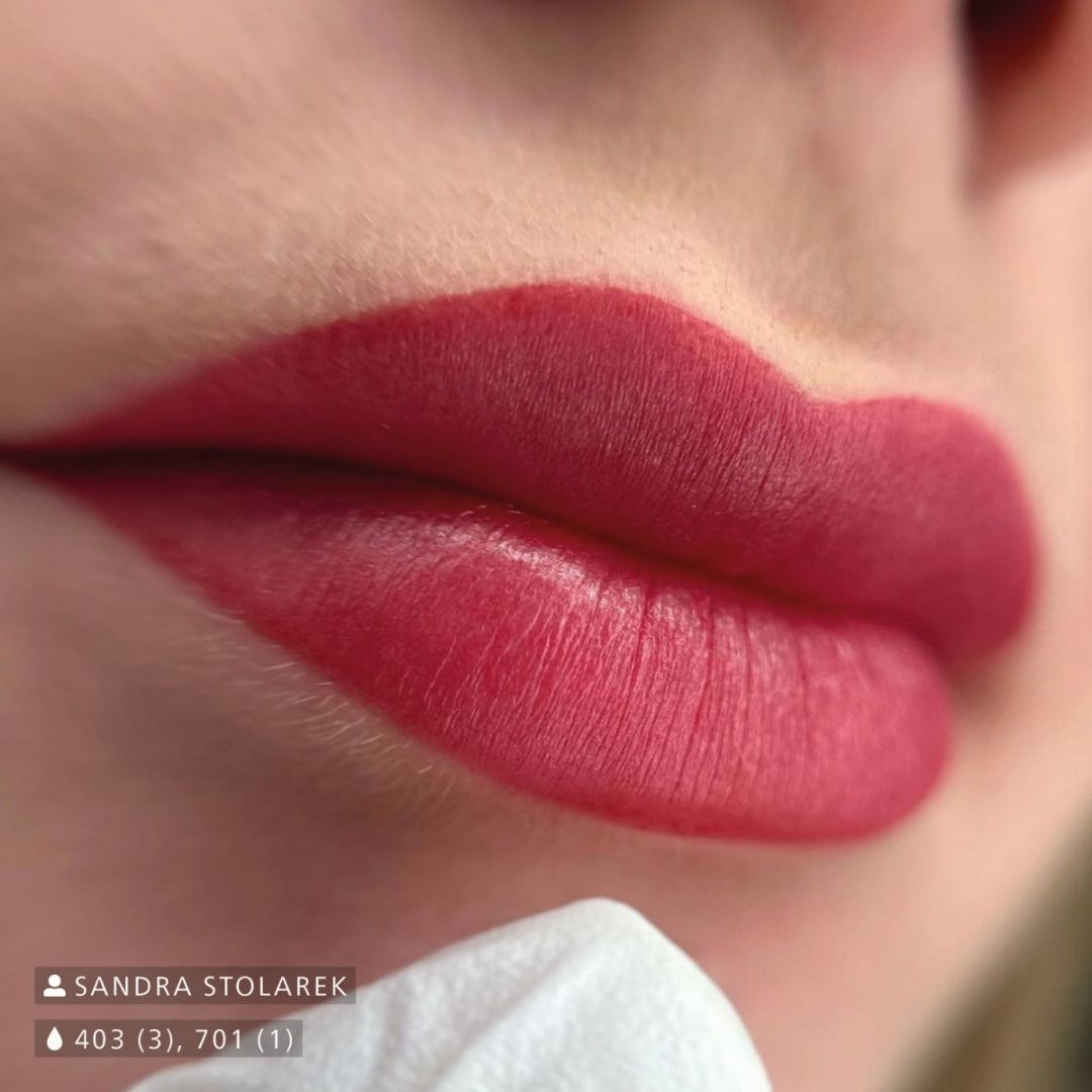 Risultato di trucco permanente labbra realizzato con Swiss Color 403 Passion Berry e 701 Wild Rose, tonalità berry intensa e uniforme.
