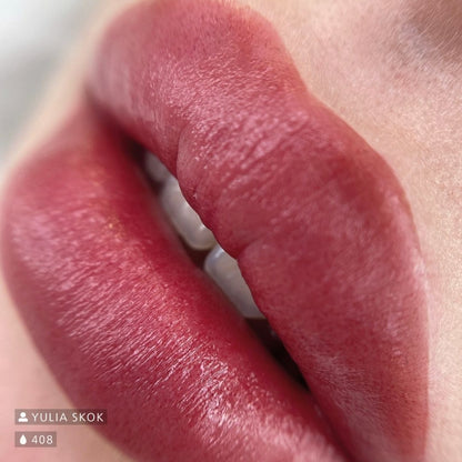 Risultato di trucco permanente labbra realizzato con Swiss Color 408 Maroon Red, tonalità rosso borgogna intensa e uniforme.
