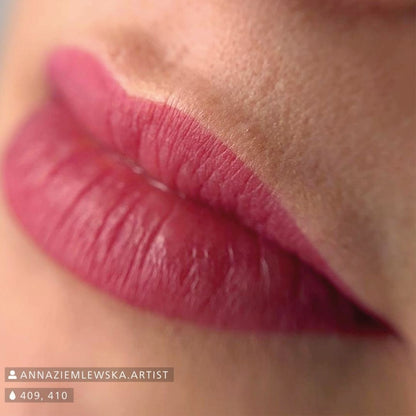 Risultato di trucco permanente labbra realizzato con Swiss Color 409 Sugar Pink e 410 Royal Plum, tonalità rosa prugna intensa e uniforme.
