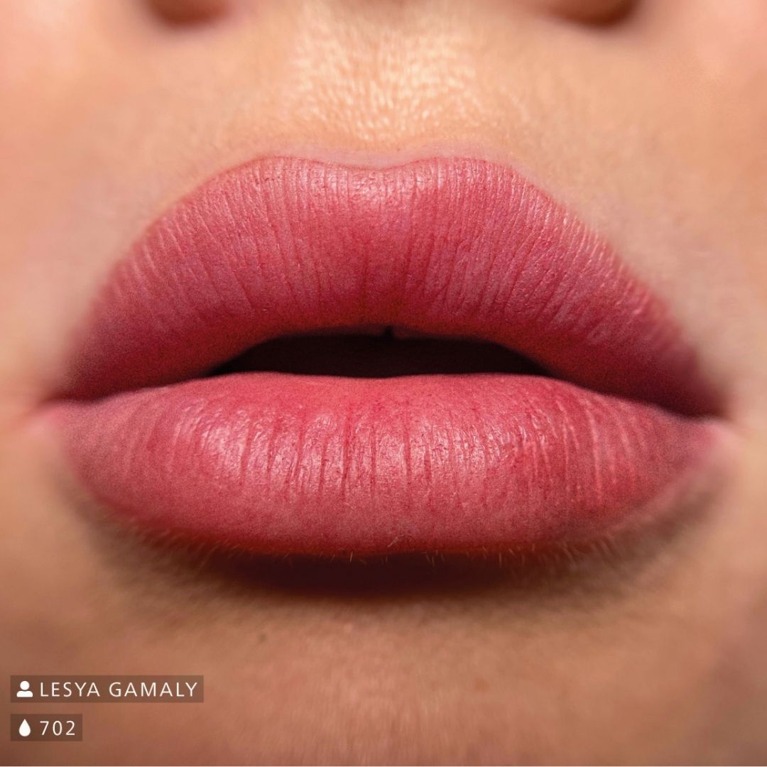 Risultato cicatrizzato di trucco permanente labbra realizzato con Swiss Color 702 Passion Rose, tonalità rosa naturale e uniforme.
