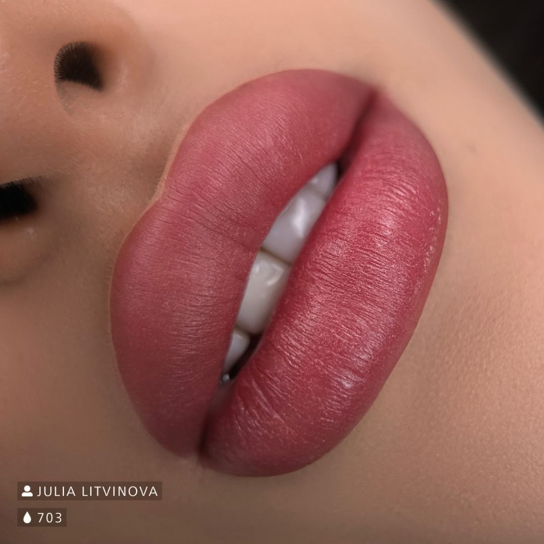 Risultato di trucco permanente labbra realizzato con Swiss Color 703 Arizona Red, tonalità rosa mattone uniforme e raffinata.
