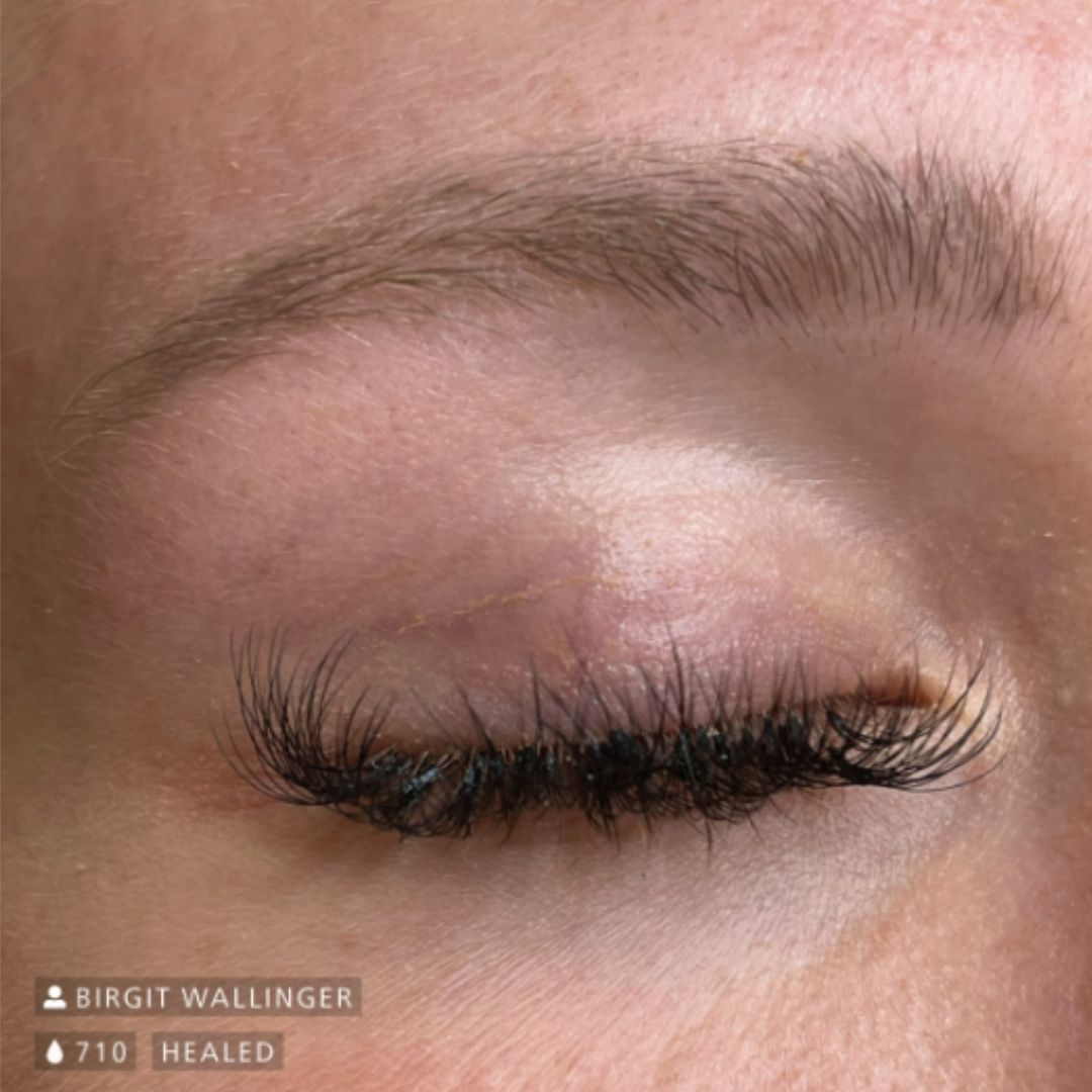 Risultato guarito di trucco permanente sopracciglia realizzato con Swiss Color 710 Tender Brown, tonalità marrone delicata e naturale con effetto pelo leggero.
