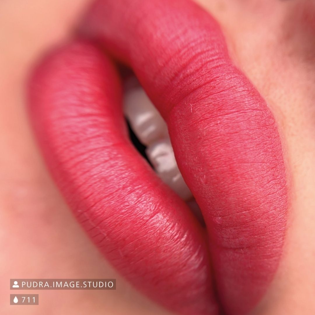 Risultato di trucco permanente labbra realizzato con Swiss Color 711 Romantic Rouge, tonalità rosso lampone fredda, intensa e uniforme.
