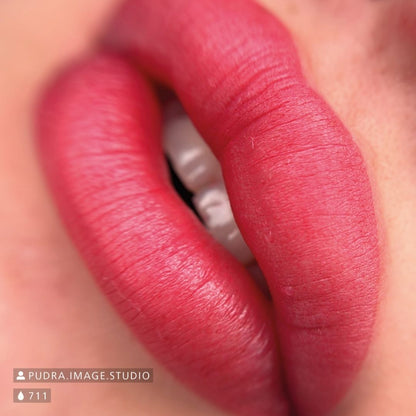 Risultato di trucco permanente labbra realizzato con Swiss Color 711 Romantic Rouge, tonalità rosso lampone fredda, intensa e uniforme.

