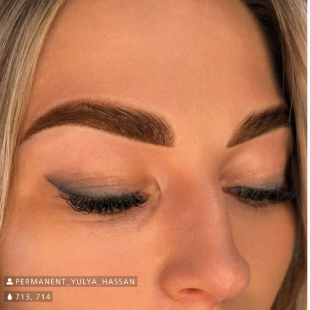 Risultato PMU sopracciglia realizzato con Swiss Color 713 Blonde Brown e 714 Medium Brown, effetto pieno e definito su incarnato caldo.