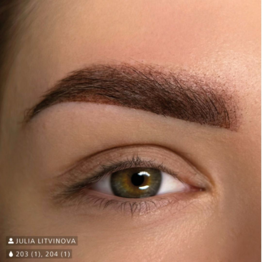 Risultato sopracciglia PMU definito e naturale realizzato con la miscela Swiss Color 203 Chocolate Brown e 204 Hazel Brown.